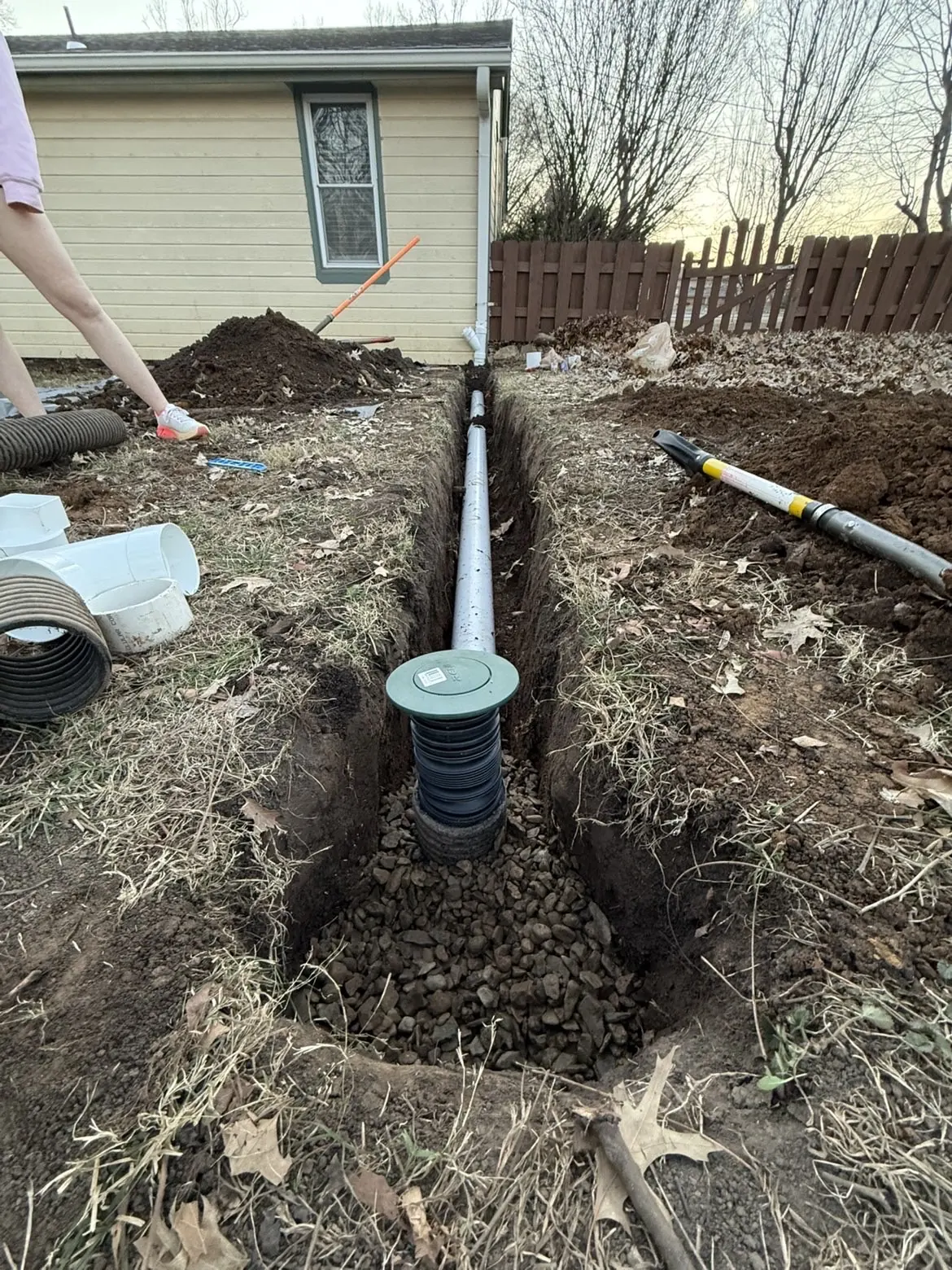 Pop-up emitter drainage installation with gravel and pipe